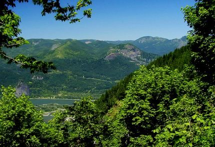 Looking north across the Columbia River Gorge from the Nesmith Point trail