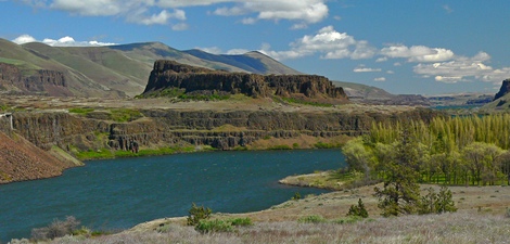 Horsethief Butte rising above Horsethief Lake